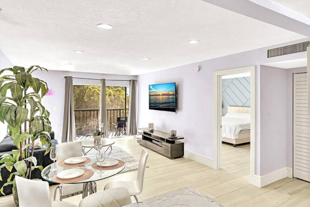 One Bedroom Steps Away From The Beach! Sunny Isles Beach Buitenkant foto