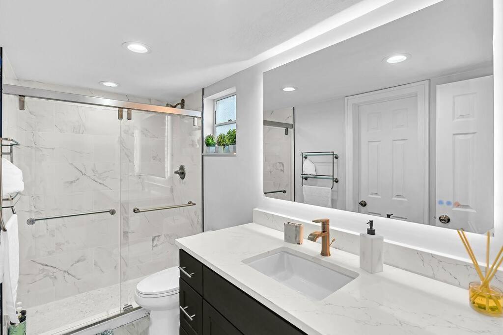 One Bedroom Steps Away From The Beach! Sunny Isles Beach Buitenkant foto