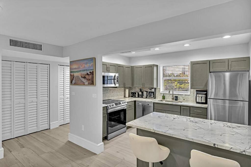 One Bedroom Steps Away From The Beach! Sunny Isles Beach Buitenkant foto