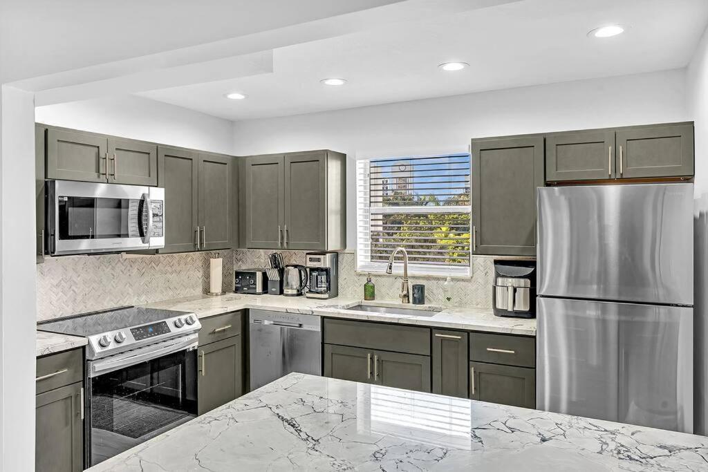 One Bedroom Steps Away From The Beach! Sunny Isles Beach Buitenkant foto